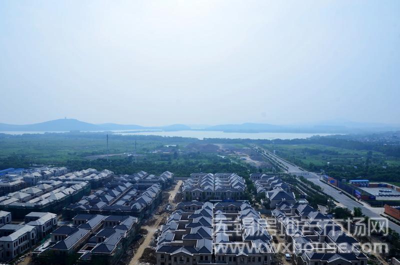 俯瞰法式合院及一線湖景      