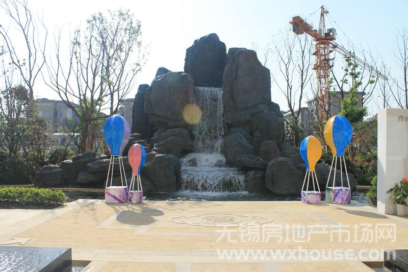 B戶型143㎡樣板房：小區內流水景觀      