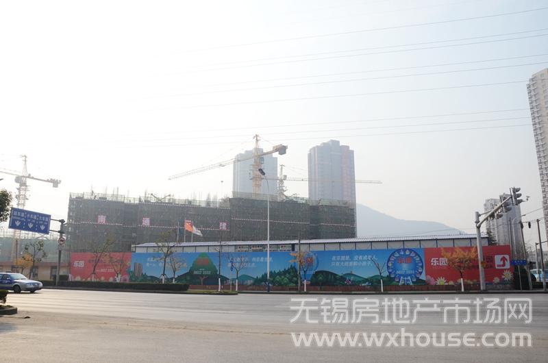 樂園：與售樓處一路之隔的項目所在地      