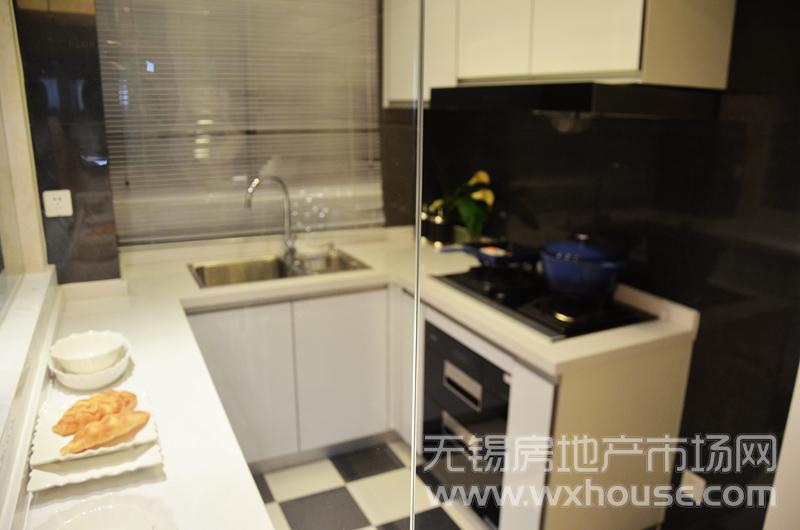 88㎡精致三房樣板間：玻璃作隔斷的廚房      