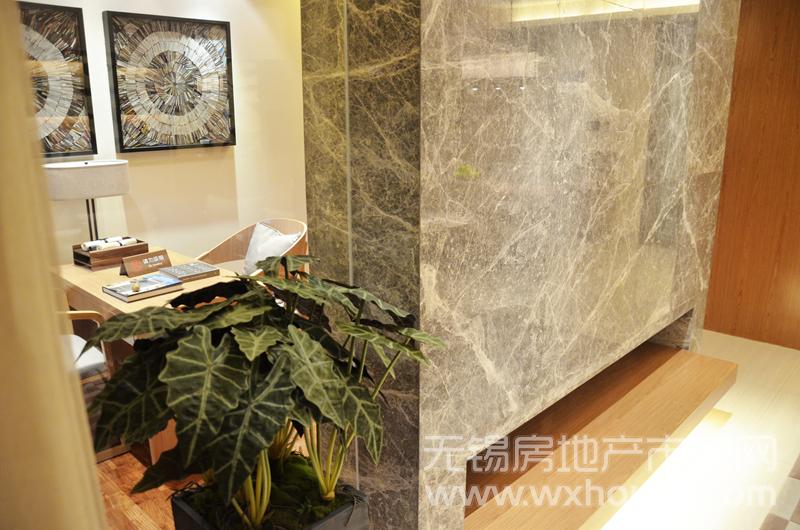 88㎡精致三房樣板間：通過客廳的玻璃隔斷，可以看到書房      
