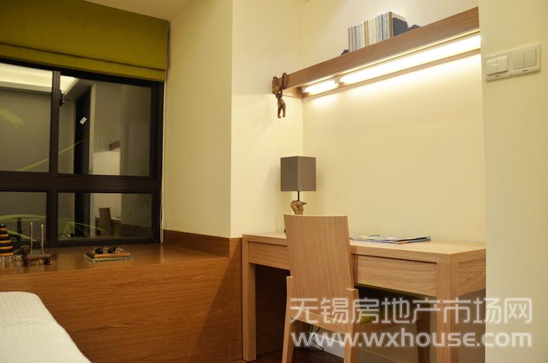  88㎡精致三房樣板間：次臥書桌及飄窗      