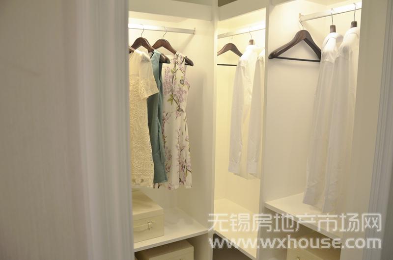 115㎡精致三房樣板間：主臥套間更衣室      