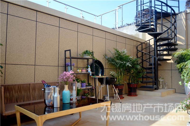 A4b戶型樣板間二層超大拐角露臺      
