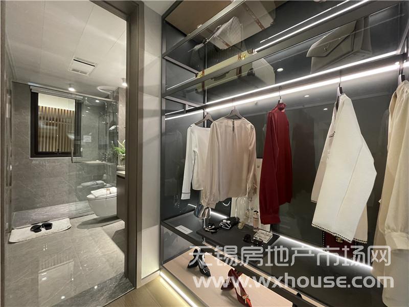 125㎡精裝洋房樣板間主臥衣帽間