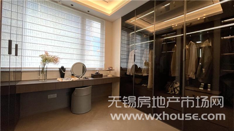 疊墅285㎡下疊樣板房二層主臥衣帽間